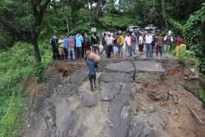 नुवाकोट र रसुवाको मूल सडकमा अहिले आकस्मिक यातायातका सवारीसाधनसमेत अवरुद्ध