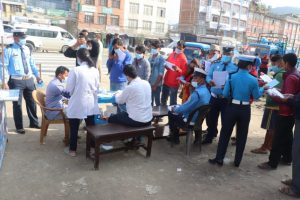काभ्रे ट्राफिक प्रहरीले गर्यो, चालकको निशुल्क स्वास्थ्य परिक्षण