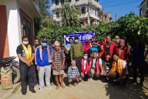 विपन्न परिवारलाई खाद्यान्न र आर्थिक सहयोग