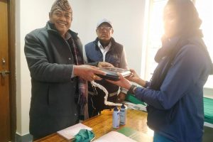 भुम्लु गाउँपालिका अध्यक्ष कुँवरले स्वास्थ्य चौकीलाई हस्तान्तरण गरे अल्ट्रासाउण्ड मेशिन