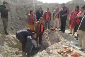 बनेपा वडा नं. १ मा एकीकृत खानेपानी आयाेजनाकाे ट्याङ्की शिलान्यास गर्दै नगर प्रमुख लक्ष्मी नरसिंह बादे