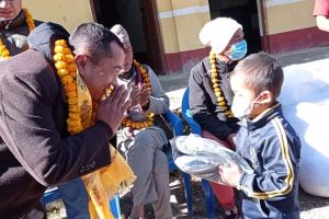 बेथानचोकमा राष्ट्रिय युवा संघले विद्यार्थीलाई वितरण गर्यो न्यानो कपडा