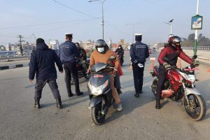 उपत्यकामा कडाइ गर्दै ट्राफिक प्रहरी, जोरविजोर उल्लंघन गर्ने ७०० कारबाहीमा