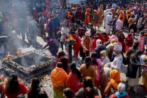 आज महाशिवरात्रि पशुपति नाथ मन्दिरमा पूजा गर्नका लागि भक्तजनहरुको घुईचो