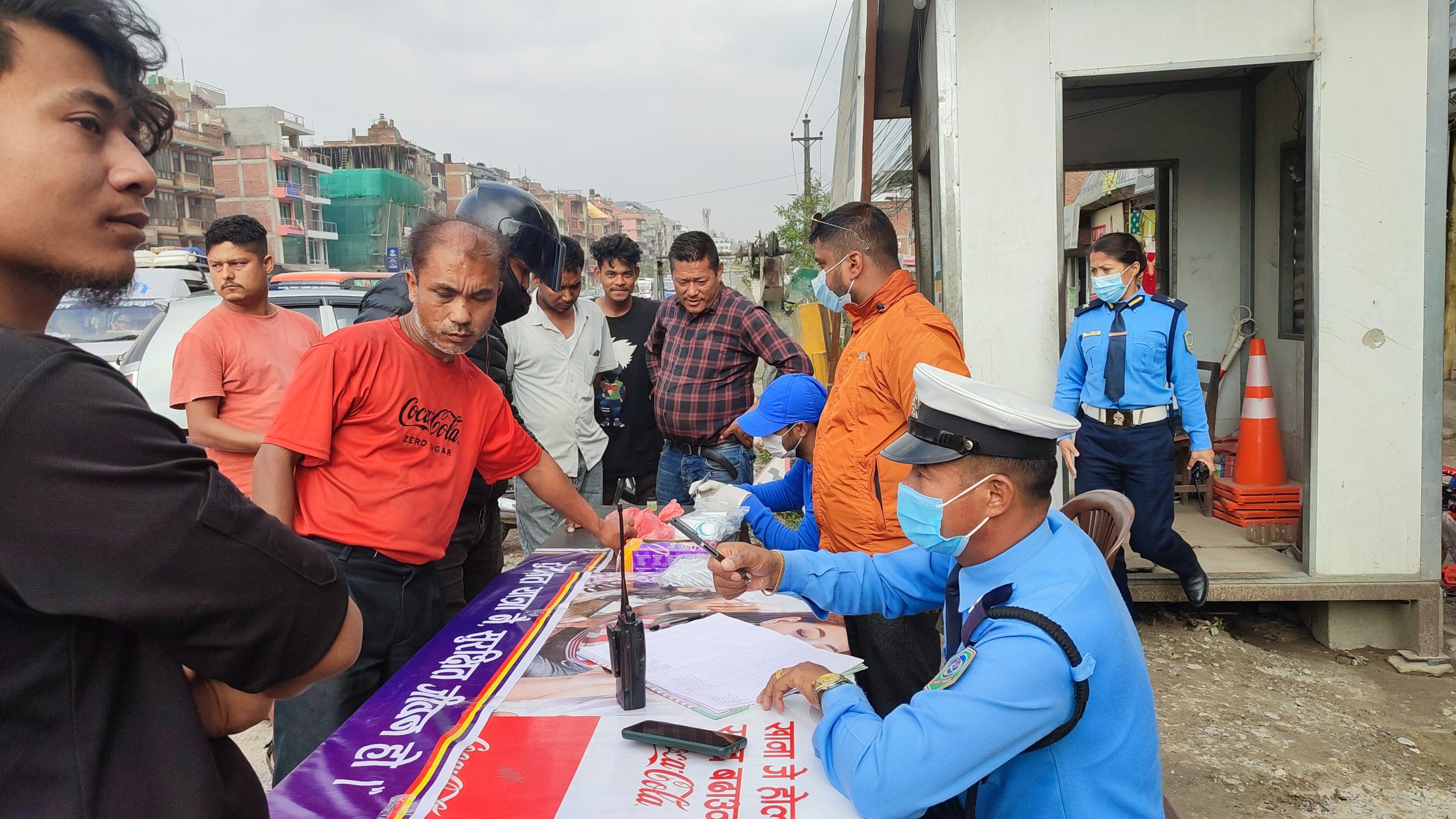 काभ्रे ट्राफिक प्रहरीले गर्यो “लागु पदार्थ सेवन र मादक पदार्थ सेवनको चेकजाँच “