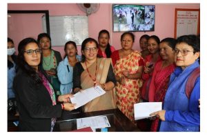 अखिल नेपाल महिला संघ काभ्रेले बुझायो सिडिओ पाण्डेलाई ध्यानाकर्षण पत्र