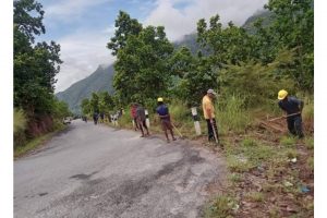 महिनाको एकदिन सार्वजनिक श्रम अभियान अन्तर्गत घट्टेखोला देखि सल्ले सम्म वृक्षारोपण सुरु 