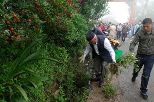 नमोबुद्ध नगरपालिकाको नगर प्रमुख कुन्साङ लामा लागे नगर क्षेत्रको सरसफाई अभियानमा