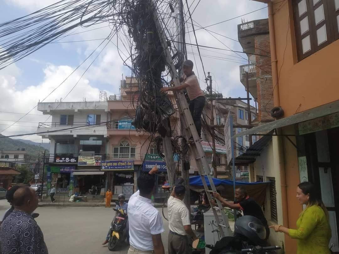 वडा नं. ९ को अव्यवस्थित पारिएर पोलमा टागिएका अनावश्यक तारहरु हटाउदै अध्यक्ष बादे