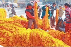 बजारमा फूल, माला र झिलिमिली बत्तीको चहलपहल