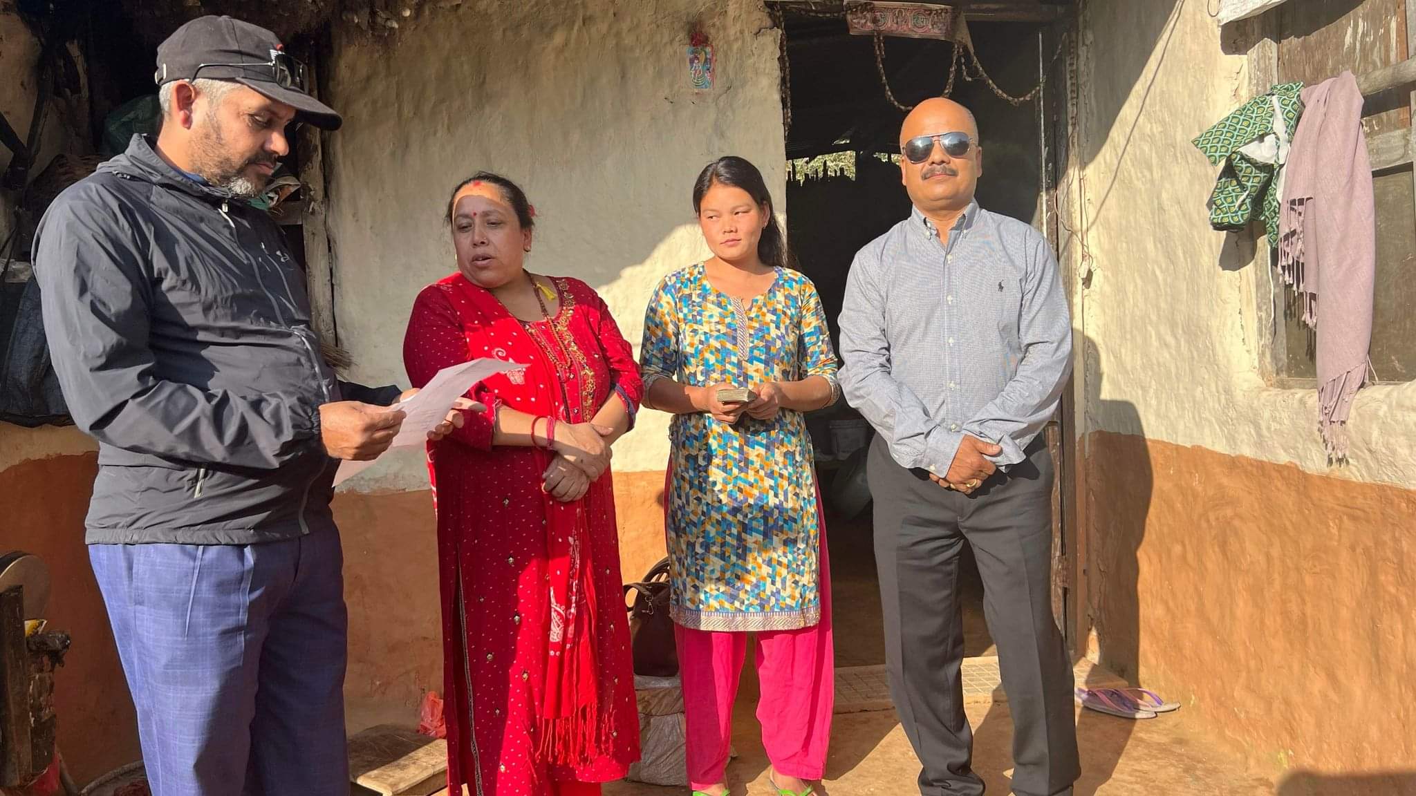 अर्जुन खड्का द्वारा सरिता आले मगरलाइ आर्थिक सहयोग हस्तान्तरण