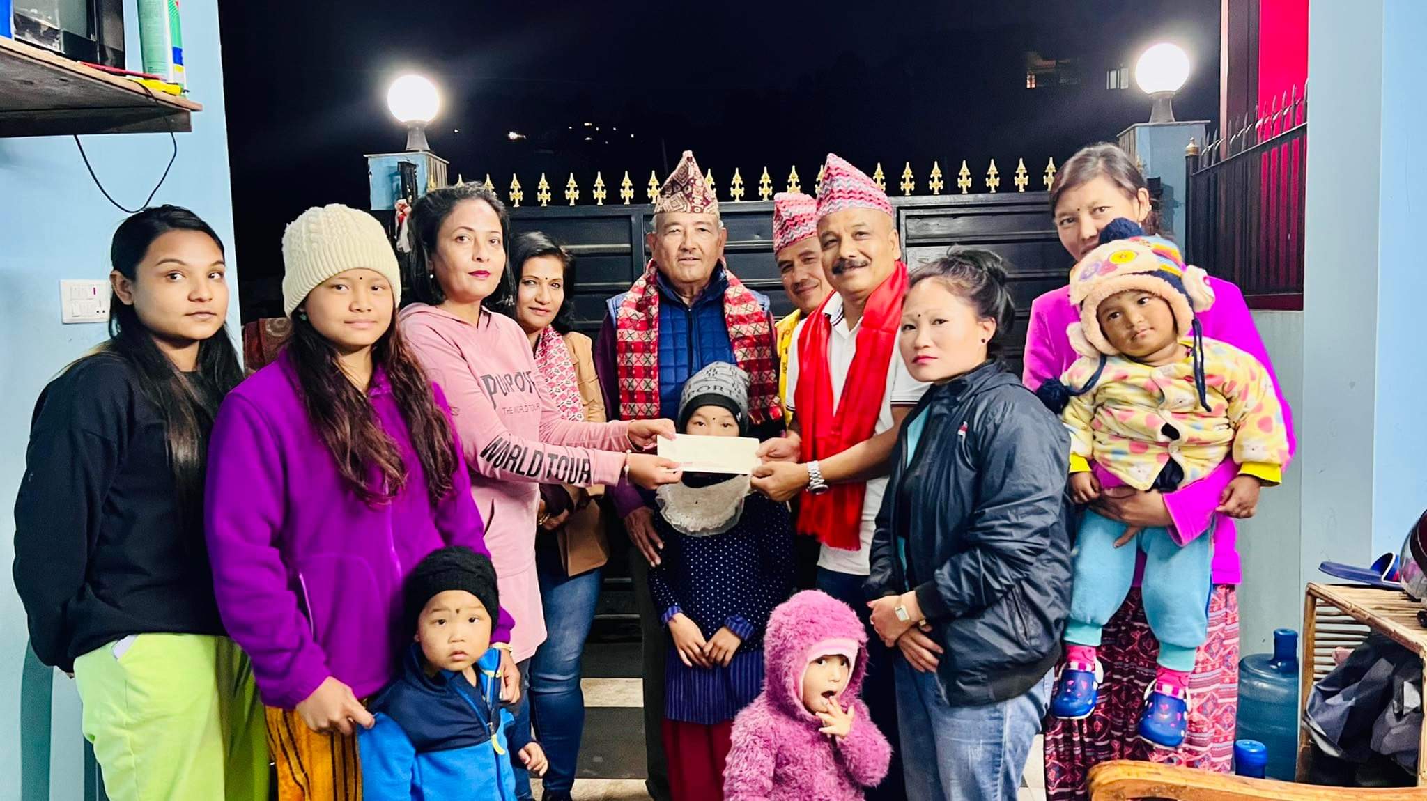 Qसमाजसेवी अर्जुन खड्का द्वारा केयर बाल गृहलाइ आर्थिक सहयोग