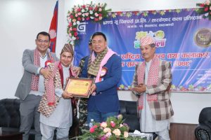 ईन्टरनेशनल मेकअप आर्टिष्ट टेकराज पाण्डे उपराष्ट्रपतिबाट सम्मानित