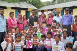 २५ जना बिद्यार्थीलाई पत्रकार आदित्य द्वारा पढ्ने साम्रगी हस्तान्तरण