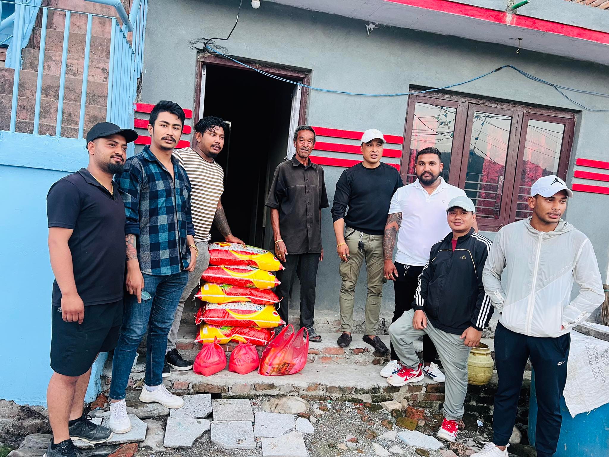 विपन्न परिवारलाई खाद्यान्न सहयोग