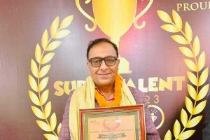 राष्ट्रिय व्यक्तित्व तथा प्रतिभा सम्मान-२०८० बाट गायक नमराज ढुङ्गाना सम्मानित