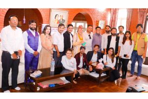 घरघरमै पुगेर राष्ट्रिय श्रष्टा तथा प्रस्तोता प्रतिष्ठानले गर्यो विशिष्ठ साधकहरुलाई बिशेष सम्मान