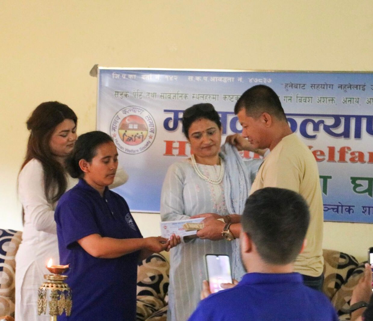 युवा नेता हरि थापाले सेवा घरलाई गरे खाद्यान्न र नगद सहयोग