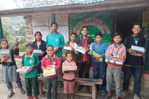 समाजसेवी मायालु लामाद्वारा विकट हिमाली जिल्ला मुगुकाे जे.टि.एम बाल आश्रमलाई शैक्षिक सामग्री सहयोग