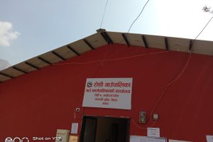रोशी गाउँपालिकाद्वारा भूकम्प प्रभावित जिल्लालाई पौने सात लाख सहयोग