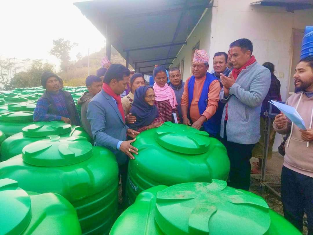 भुम्लु गाउँपालिका ६ मा पक्की शौचालय र किसानलाई ८० वटा ड्रम वितरण