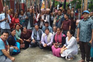 लौरो र छाता बोकेर जनताको घरैमा जनप्रतिनिधि