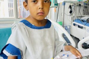 मुटुको टुक्रा छोरालाई बचाउन आफ्नो कलेजो दान दिदै पिता उपचार खर्चमा अभाव देखिएपछि दाता खोज्दै परिवार