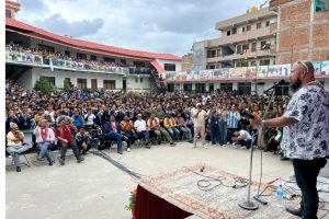 बेलरमा मन्कि टेम्पलका गायक सरिन देउजाको क्रेज