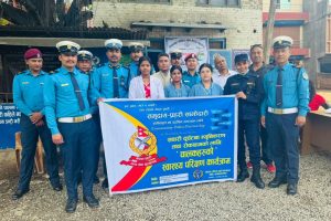 काभ्रे ट्राफिकद्धारा सवारी चालकहरुको सडकमै स्वास्थ्य परीक्षण