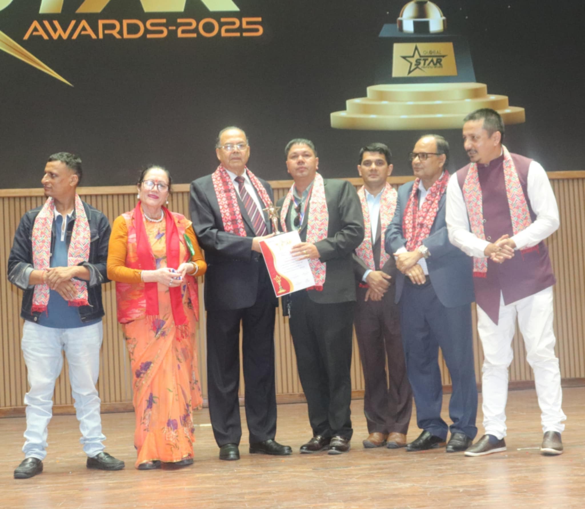 सम्पादक बजगाईलाई सम्मान, पत्रिकालाई अवार्ड