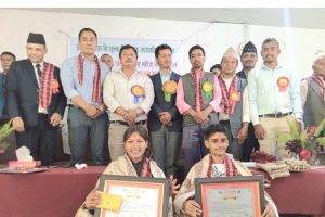 भुम्लु गाउँपालिकाले एसईईमा सर्वोत्कृष्ट नतिजा ल्याउने एक छात्र र एक छात्रालाई गर्यो सम्मान