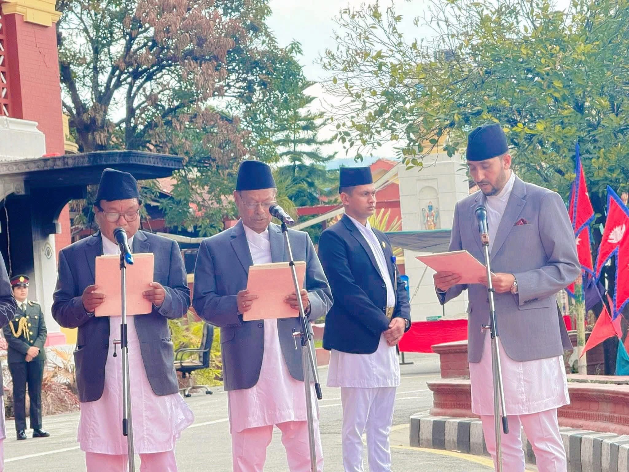 चार मन्त्रीले पद तथा गोपनीयताको शपथ लिए