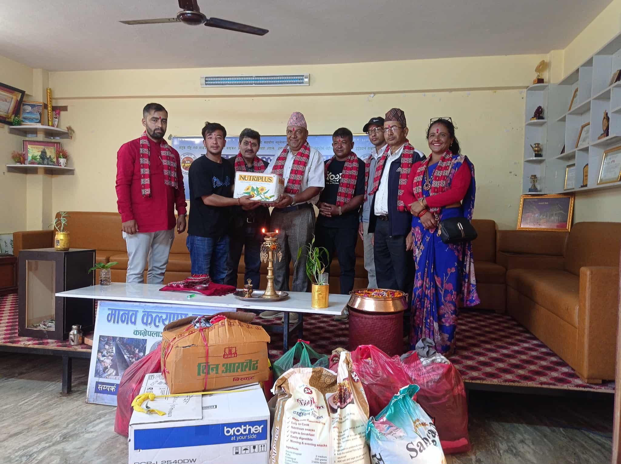 जन चेतना युवा समुहबाट मानव कल्याण समाजलाई खाद्य समाग्री र लत्ताकपडा वितरण