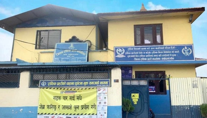 बनेपास्थित जिल्ला ट्राफिक प्रहरी कार्यालयमा तोडफोड र क्षति, सेवाग्राहीमा क्षमायाचना