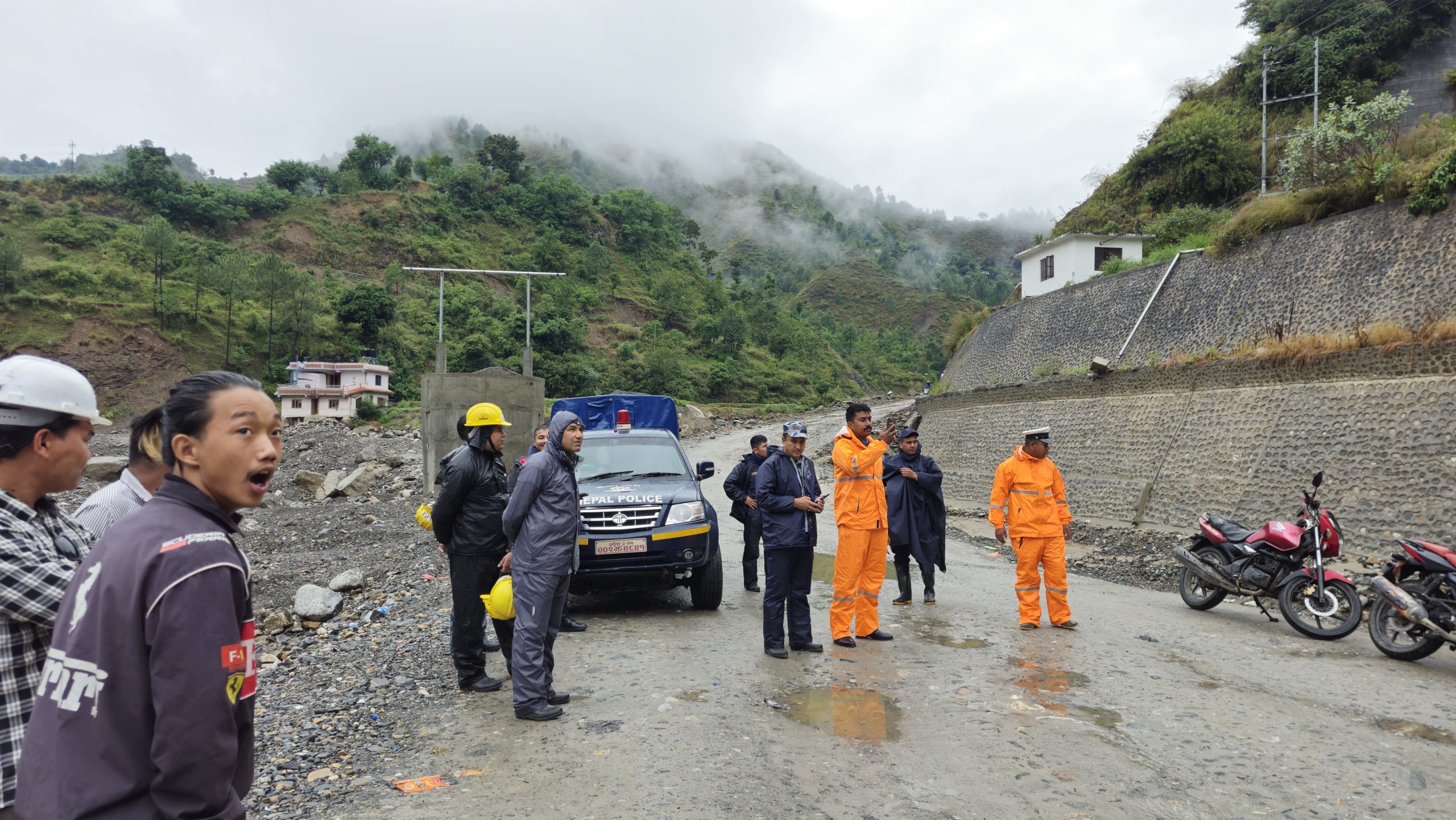बीपी राजमार्ग चौकीडाँडा देखिको सडक अवरुद्ध