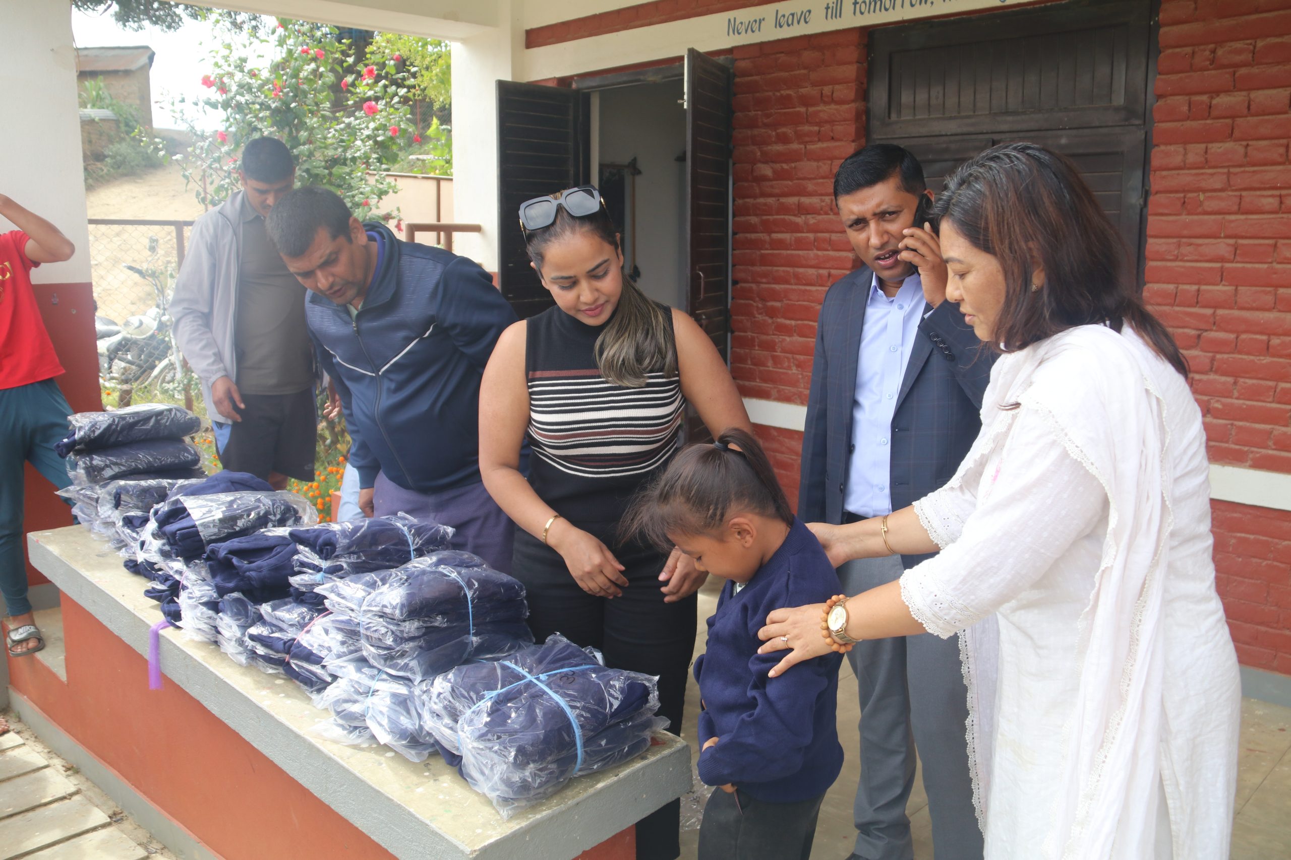 चौरीदेउराली गाउँपालिका–७ मा विद्यार्थीलाई न्यानो कपडा वितरण