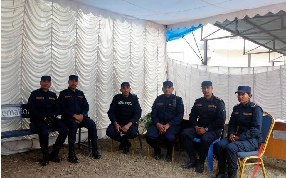 बानेश्वर वृत्तका प्रहरी साँघुरो कोठामा भुइँमै सुतेर जनसेवामा