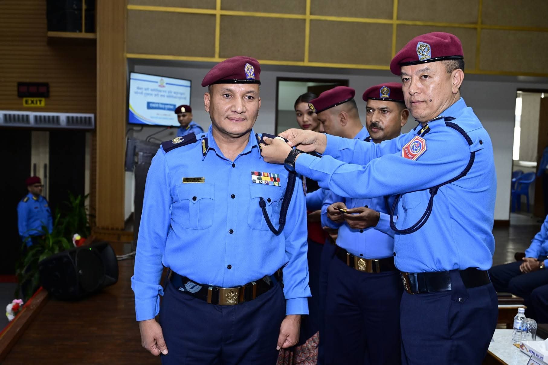 आईजीपी खापुङद्वारा पाँच जना प्रहरी नायव महानिरीक्षकलाई दर्ज्यानी चिन्हद्वारा सुशोभित