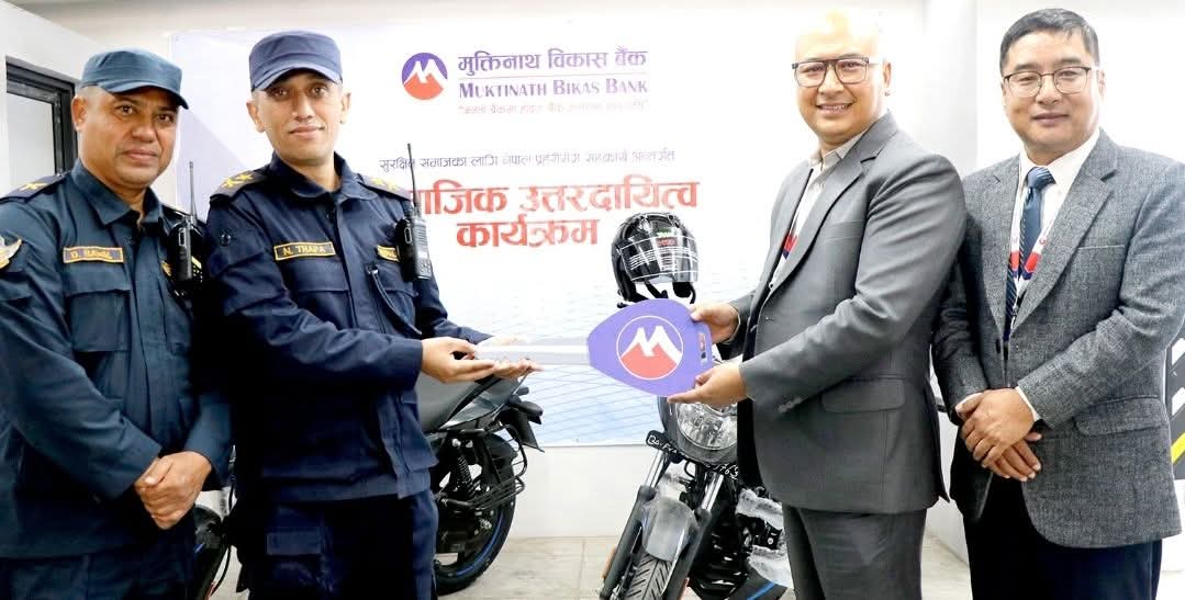 मुक्तिनाथ बैंकले प्रहरीवृत्त महराजगन्जलाई दुई थान मोटरसाइकल सहयोग