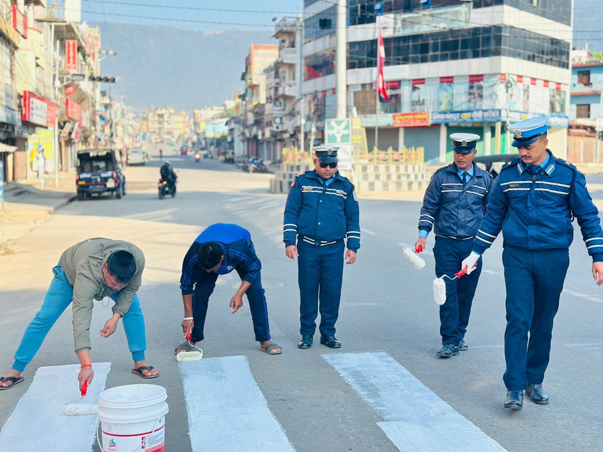 सडक दुर्घटना न्यूनीकरणका लागि सुर्खेत ट्राफिक प्रहरीद्वारा जेब्रा क्रस निर्माण गर्दै