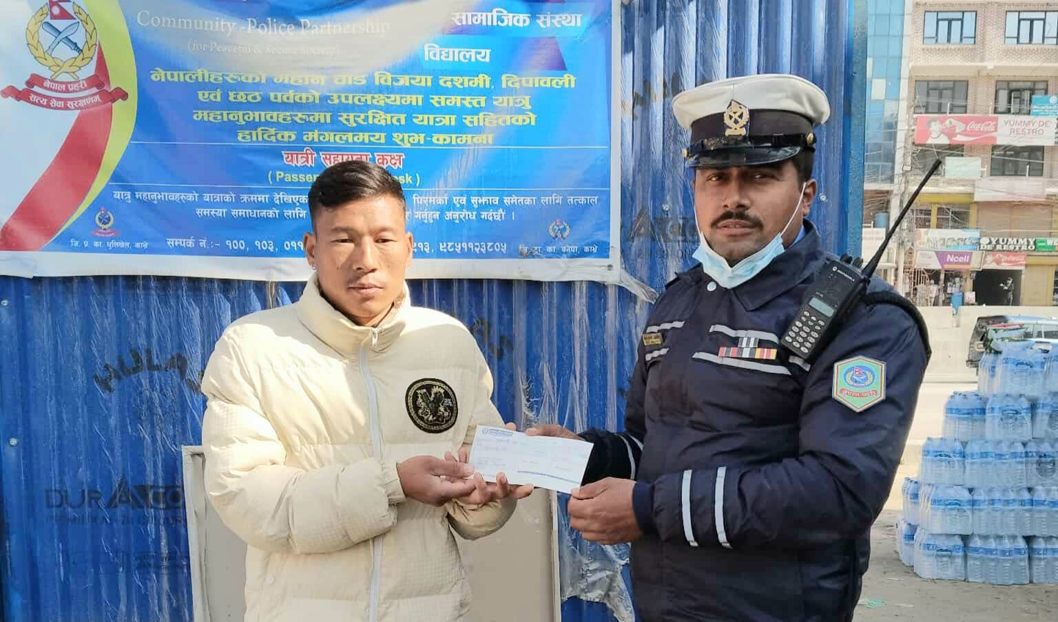 धुलिखेलमा एक लाखको चेक फेला, ट्राफिक प्रहरीले धनिलाई बुझायो