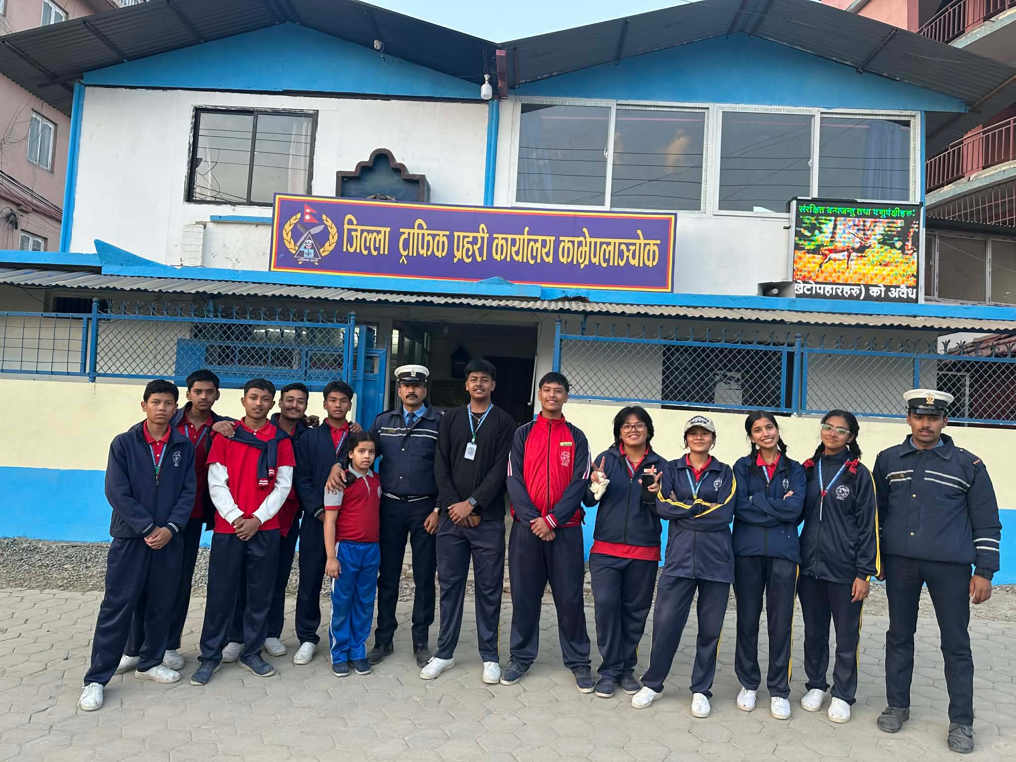 काभ्रेको बनेपामा दुर्घटना जोखिम न्यूनीकरणका लागि कङ्क्रिट डिभाइडर व्यवस्थापन