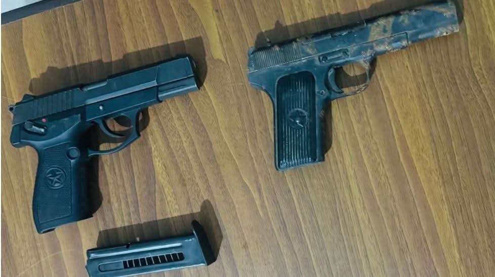 भदौ २४ गते काठमाडौंका विभिन्न प्रहरी कार्यालयबाट लुटिएका पेस्तोलसहित तीन जना पक्राउ