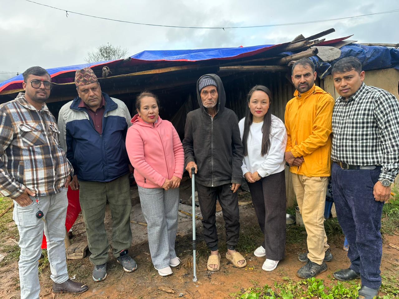 २८ वर्षअघिको स्मृतिलाई समाजसेवामा रूपान्तरण, धुलिखेलमा सामग्री सहयोग