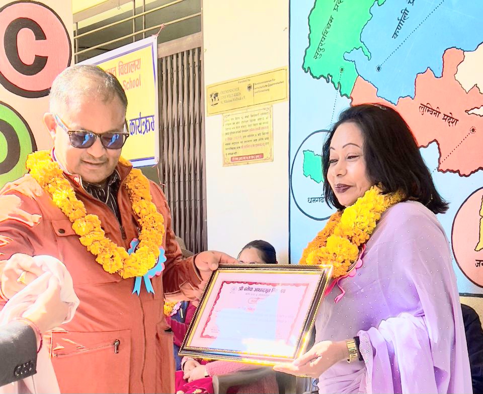 श्री बनेपा आधारभूत विद्यालयद्वारा समाजसेवी अनिला कायस्थलाई सम्मान