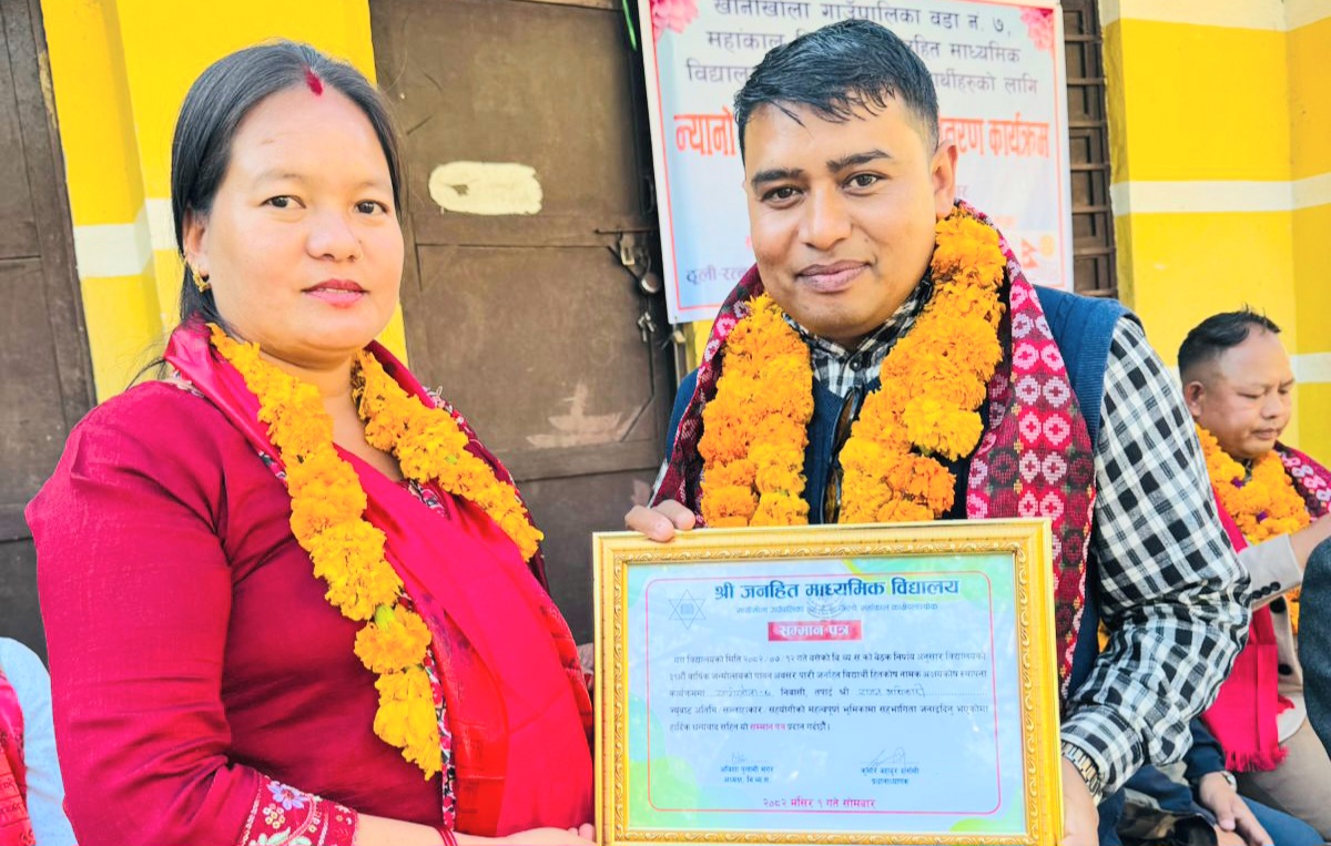श्री जनहित माध्यमिक विद्यालयले गर्यो समाजसेवी राजन अधिकारीलाई सम्मान