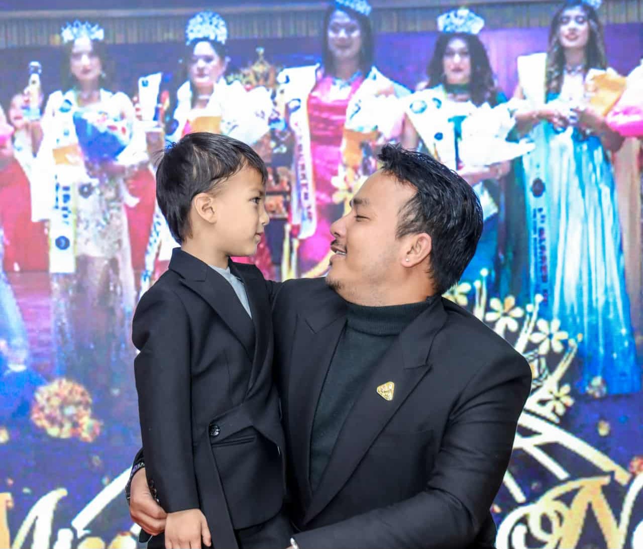 सामरी इन्टरनेशनलद्वारा दुई पुस्ताको गौरवपूर्ण उपस्थिति — मिस एण्ड मिसेस नेपाल इन्टरनेशनल वर्ल्ड २०२५ को भव्य सफलता समारोहमा विशेष क्षण 