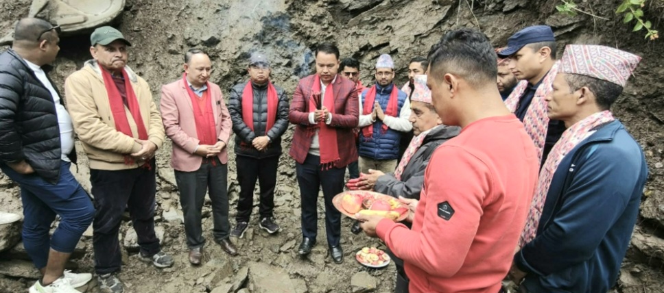 बागमती प्रदेशका खानेपानी,उर्जा तथा सिँचाइ मन्त्री कृष्ण कुमार तामाङ् द्वारा तिपेनी,भोताङ देखि मेलम्ची सम्मको सडक निर्माण कार्यको शिलान्यास