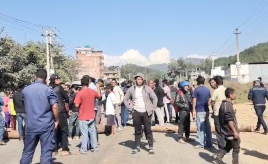 अरनिको राजमार्ग अवरुद्ध : बसको ठक्करबाट घाइते स्थानीयको मृत्यु भएपछि तनाव