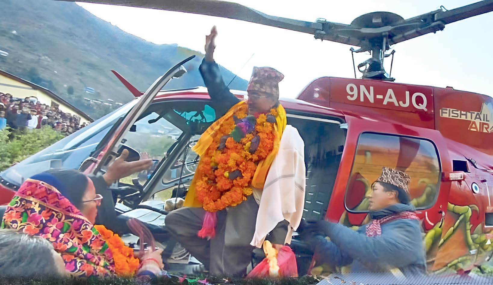 ३८ वर्षसम्म शिक्षा सेवा गरेका गोरखाका शिक्षकलाई हेलिकप्टरमार्फत सम्मानजनक विदाइ